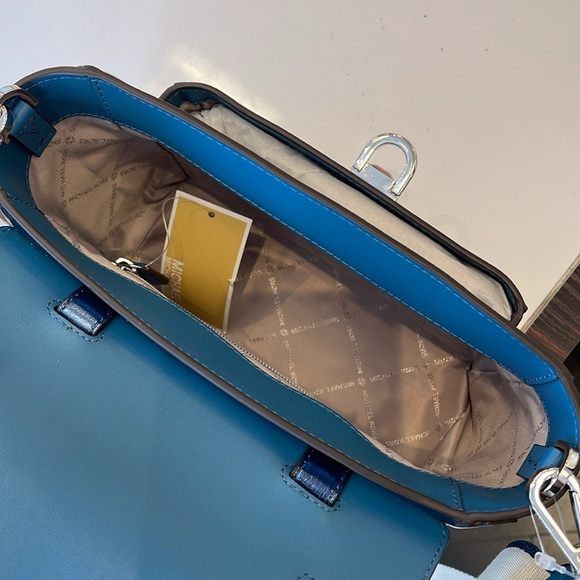 MICHAEL KORS
Manhattan Medium TH SCHOOL Crackled Metallic Leather SATCHEL
TEAL - Picture 10 of 16